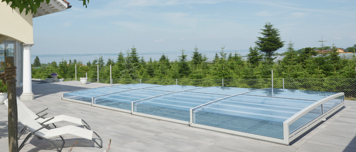 Zwembad met overkapping