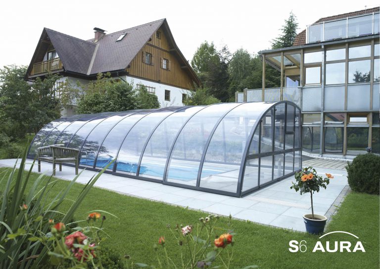 Ronde en hoge zwembadoverkapping