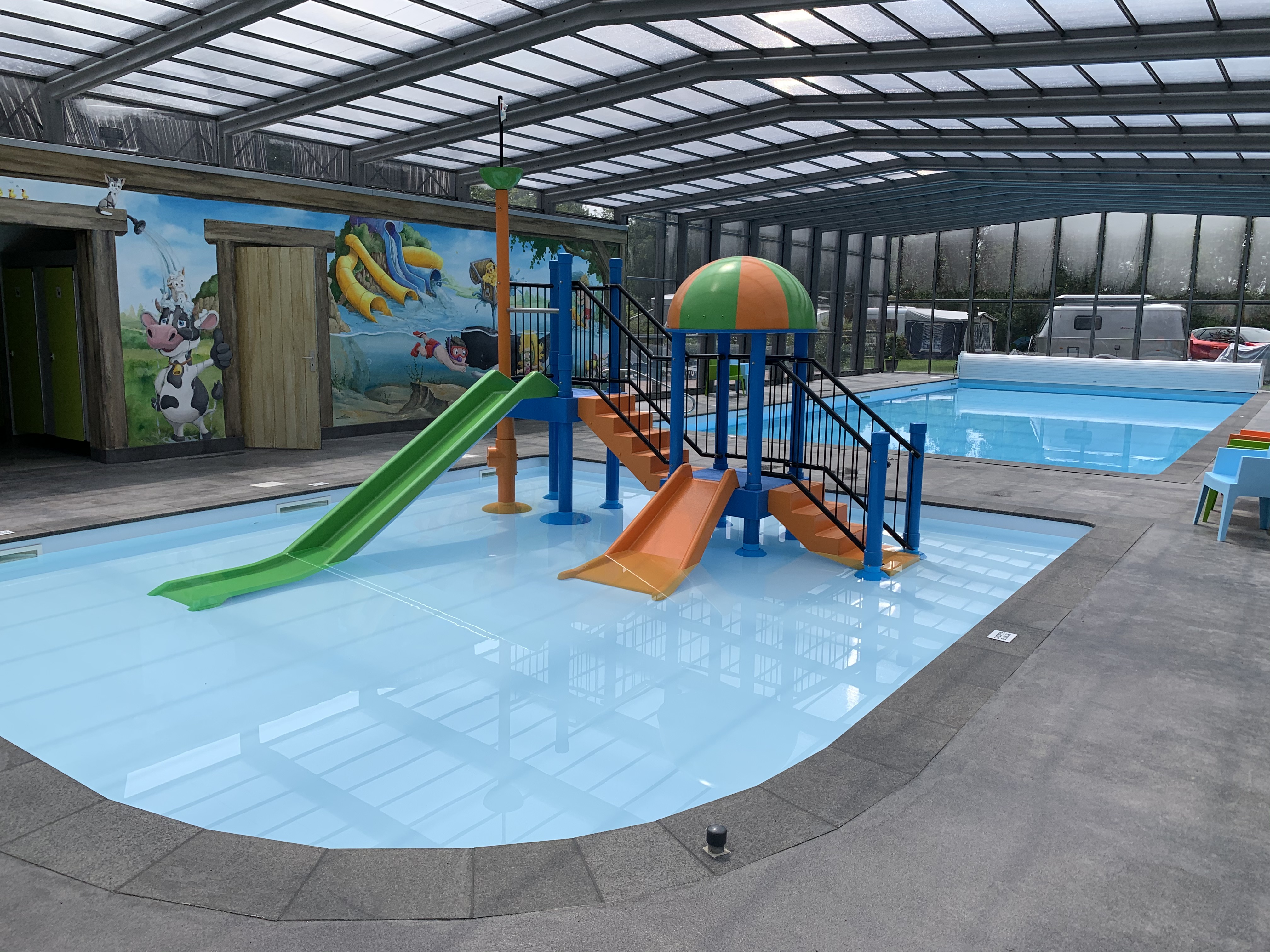 Recreatie zwembad met overkapping