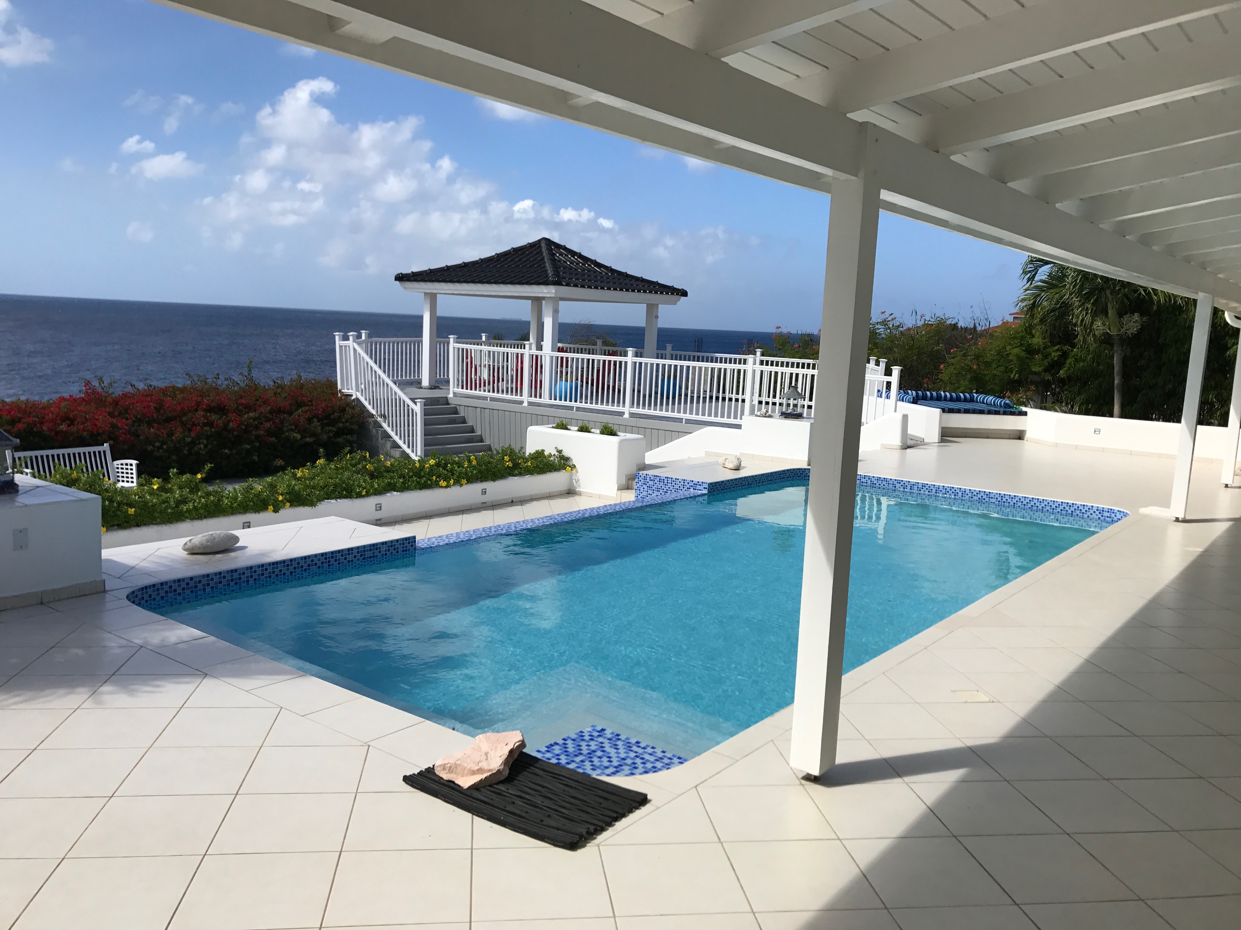 Zwembad aangelegd op Curaçao (NL)